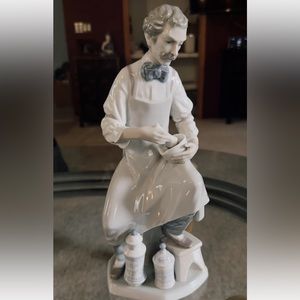 Llardo Very Rare 4844 Pharmacist/Apothecary Figurine 1971-1974 Retails $1715.00